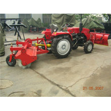 Schneekehrmaschine SX180 am Traktor montiert